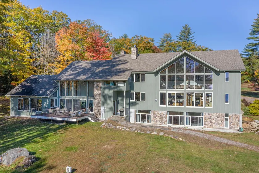Lakefront home with gym, game room, home theatre, & private beach with boathouse - Image 1