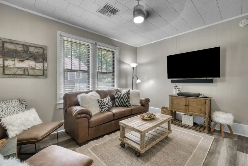 Cute & KOZE, walking distance to downtown Brenham! - Image 1