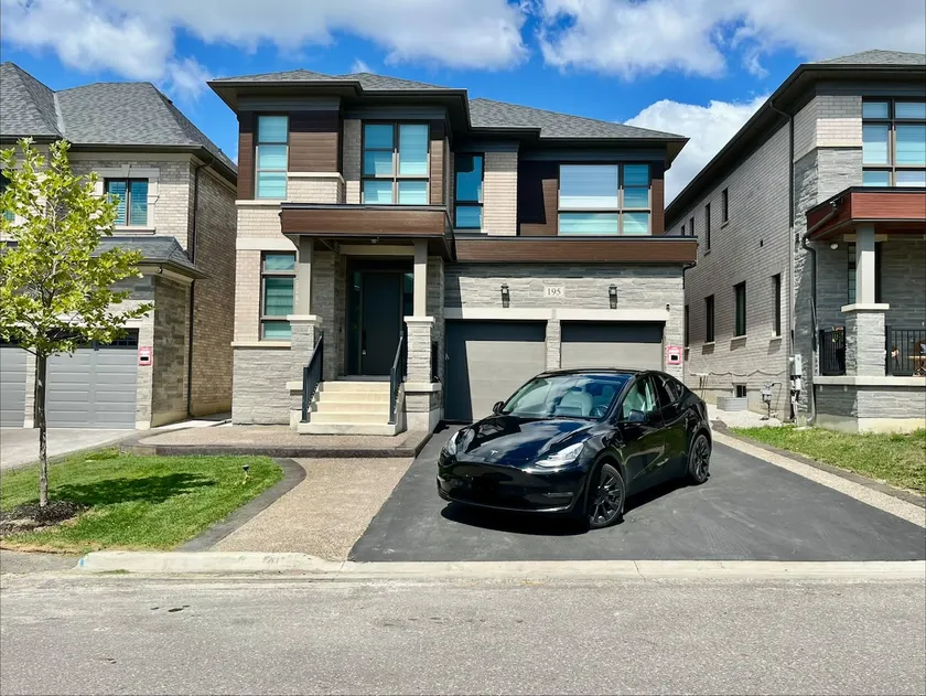 Modern 3800 Sq of Luxury 4 bedroom 3.5 bathrooms - Image 1
