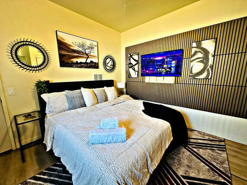 King Bed • Cozy Movie Night, Fire Pit + 75” TV - Image 1