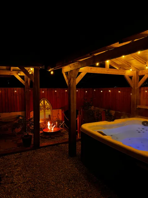 Hot tub Retreat In The Valley's Of South Wales - Image 1
