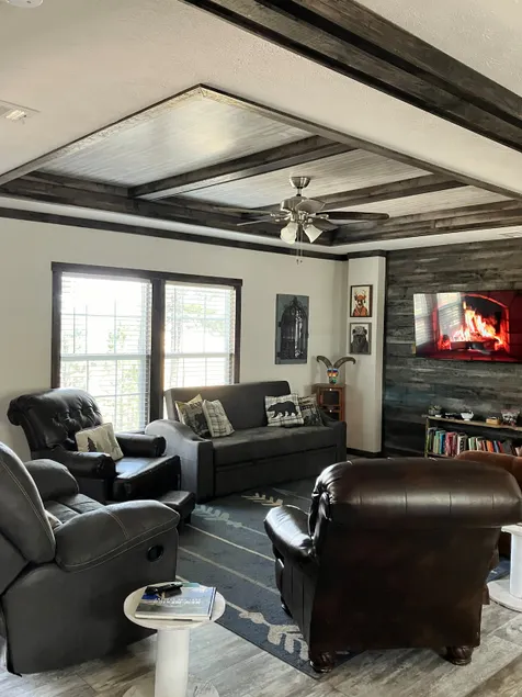 Cheerful 3 bedroom cabin with indoor fireplace - Image 1