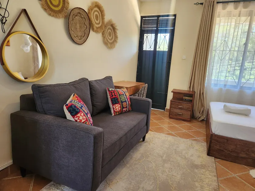 Stay with Adhiambo-10 minutes walk to Beach - Image 1