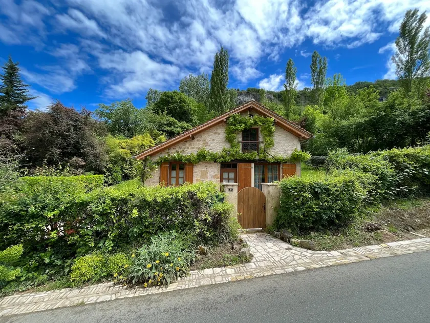 House with stunning cliff views. - Image 1
