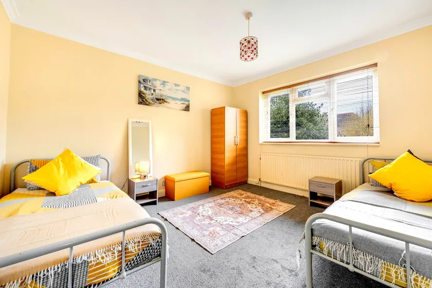 2-bed Flat - Wallington - 6min walk to station - Image 1