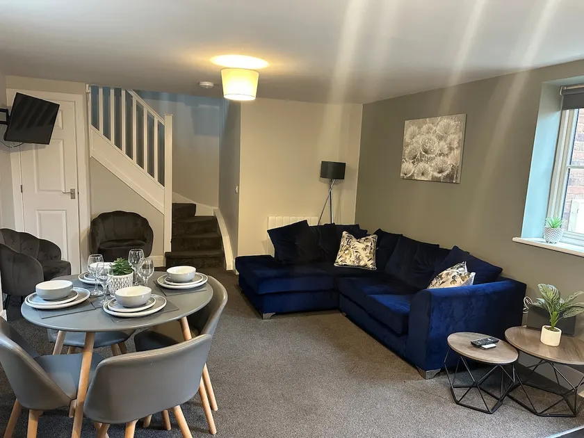 Willow House by Shortstays4U 2bedroom Townhouse with free parking in town centre! - Image 1