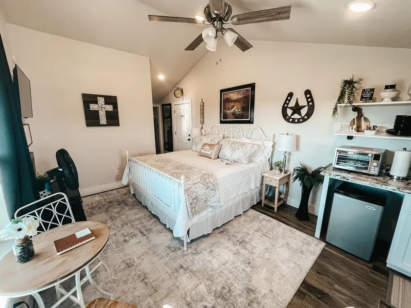 Cozy Stagecoach Suite with pool and outdoor spa - Image 1