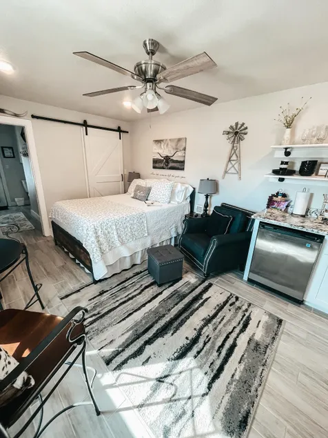 Cozy Longhorn Suite with pool and outdoor spa - Image 1