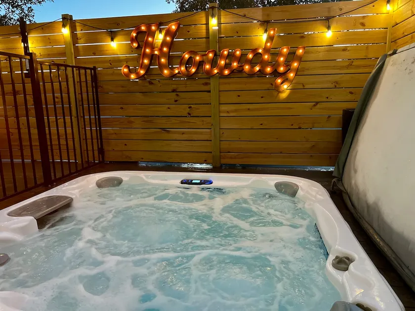 East ATX Oasis: Hot Tub, Pvt Deck, Rainfall Shower - Image 1
