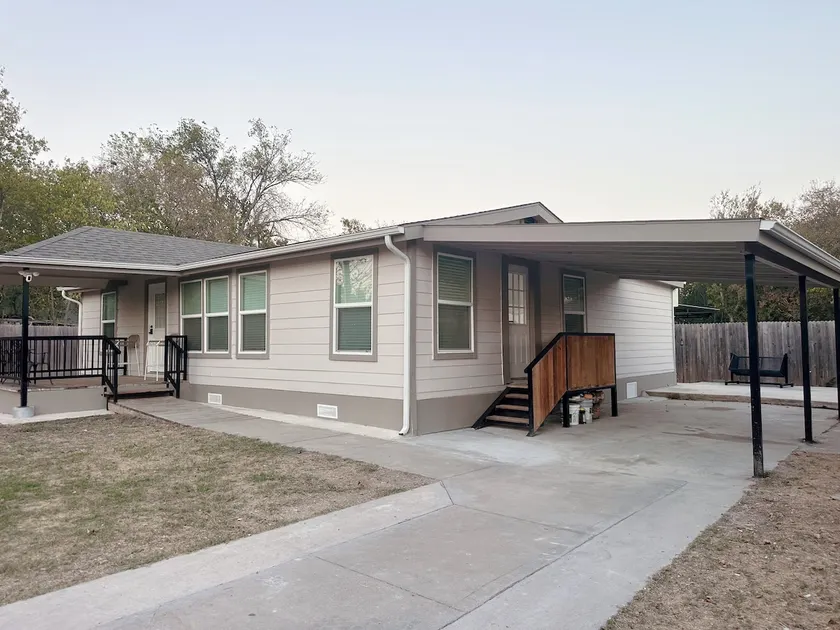 Modern home in Manor - Image 1