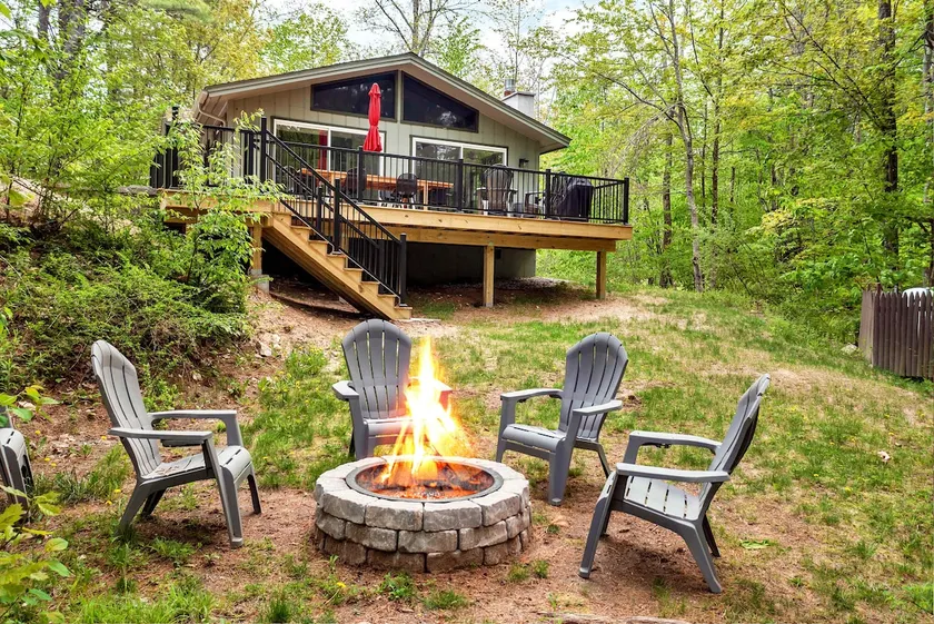 Cozy, Pet-Friendly Escape Near Lake & Mountains - Image 1