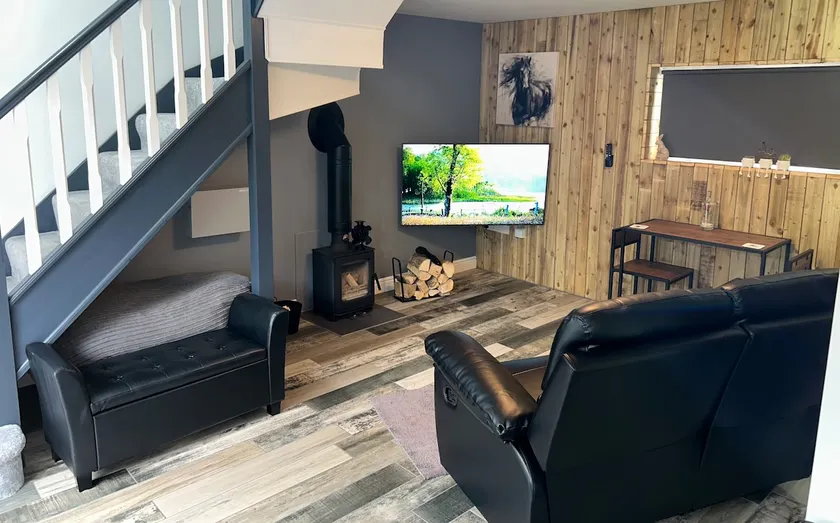 Stylish Annexe with Hot Tub, Brewood Staffordshire - Image 1