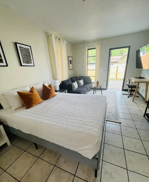 Beautiful suite with separate entrance. - Image 1