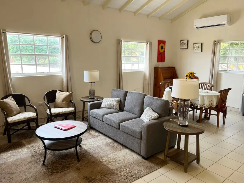 Private quiet home. - Image 1