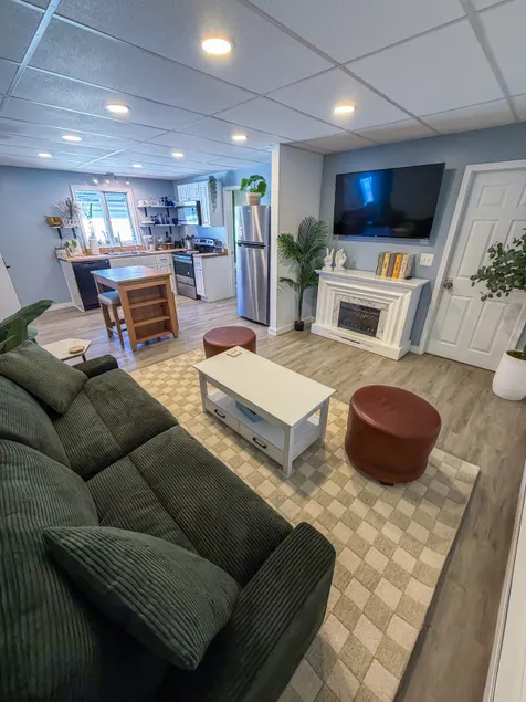 Modern + Spacious condo next to 81 - Image 1