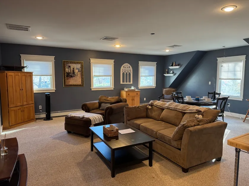 Comfy-Spacious-private 1BR conveniently located - Image 1