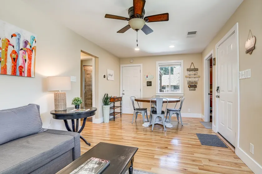 Walk to Downtown Sacramento & Ball Park- Park Free - Image 1