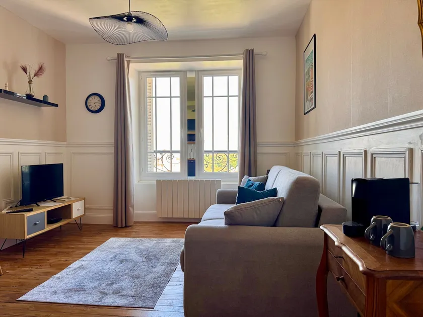 Haussmann-style studio, with views, stays, treatments - Image 1