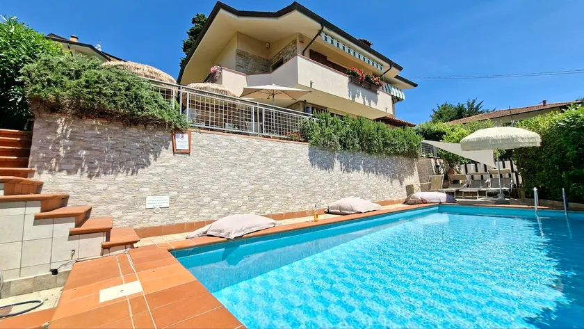 Villa Bellevue Corsanico, private pool and parking, easily accessible, sea view - Image 1