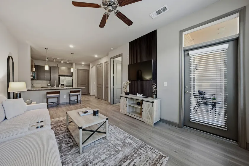 Hip 1 BDRM w/ Free Parking in West Midtown - Image 1