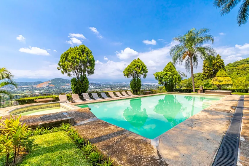 Luxurious house, spectacular view and pool for 20 people - Image 1