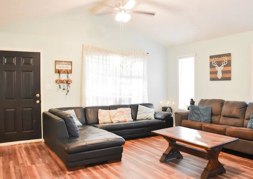 Peaceful Getaway, Walking distance to the Lake! - Image 1