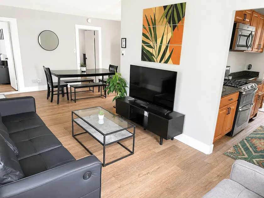 Cozy 2 Bed Home by Ann Arbor - Image 1