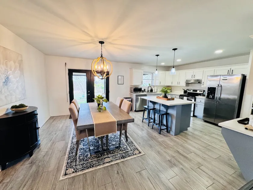 Fun 3 bed / 2 bath with two car parking garage! - Image 1