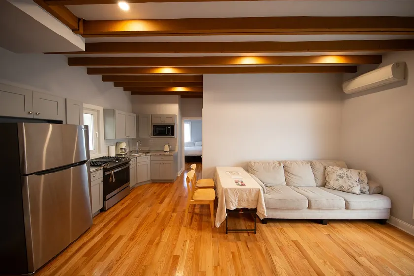 Luxury Villa in Brooklyn with Parking - Image 1