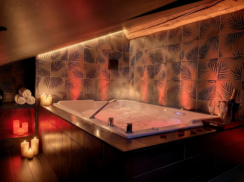 Suite Rouge baiser avec Jacuzzi privatif - LoveRoom Insolite - Image 1