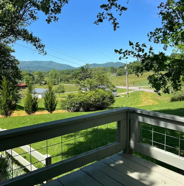 Bell Mountain Cottage - Image 1