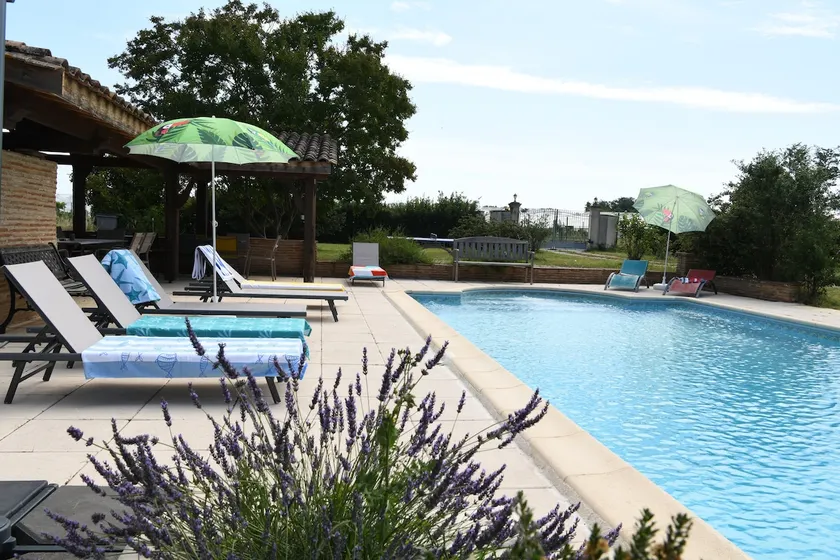 Gite Le Parc de Gouts – Votre grand domaine avec piscine chauffée et étang privé à Aiguillon - Image 1
