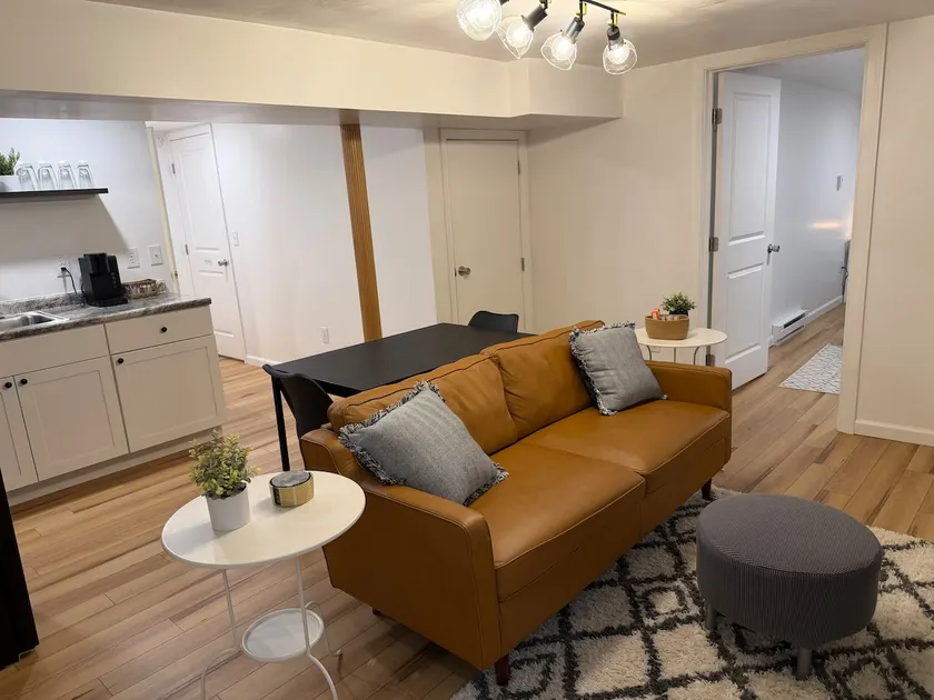 Cozy 1-bedroom unit with fireplace & full kitchen - Image 1