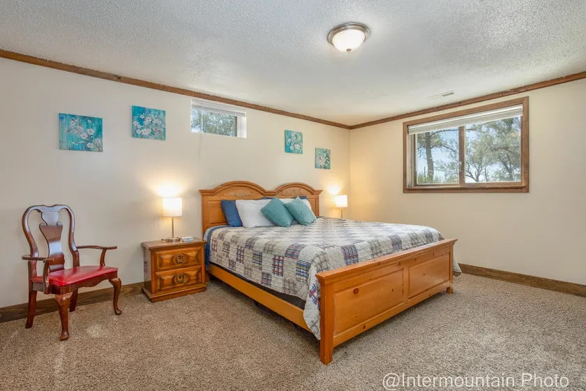 Huge Country Walk Out Basement Apartment - Image 1