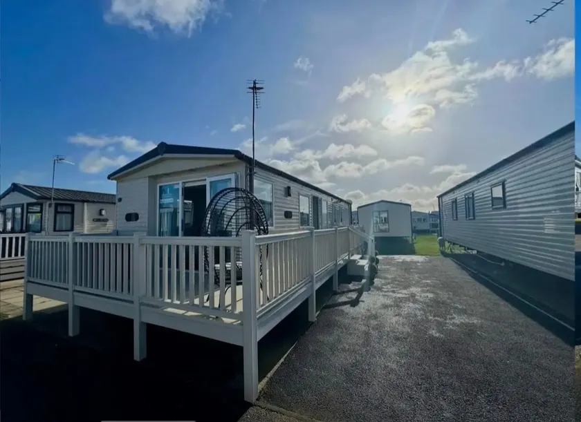 Lyons Winkups Holiday Park Towyn, North Wales static Caravan 3 bedroom sleeps 8 Free Entertainment and Parking Beds made up on arrival PETS WELCOME - Image 1