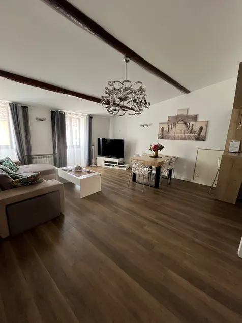 Pleasant 4 bedroom duplex in the city center - Image 1