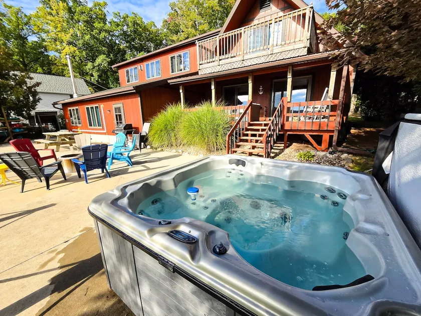 Waterfront, Hot Tub, 9 Beds - Wildwood Lakehouse - Image 1