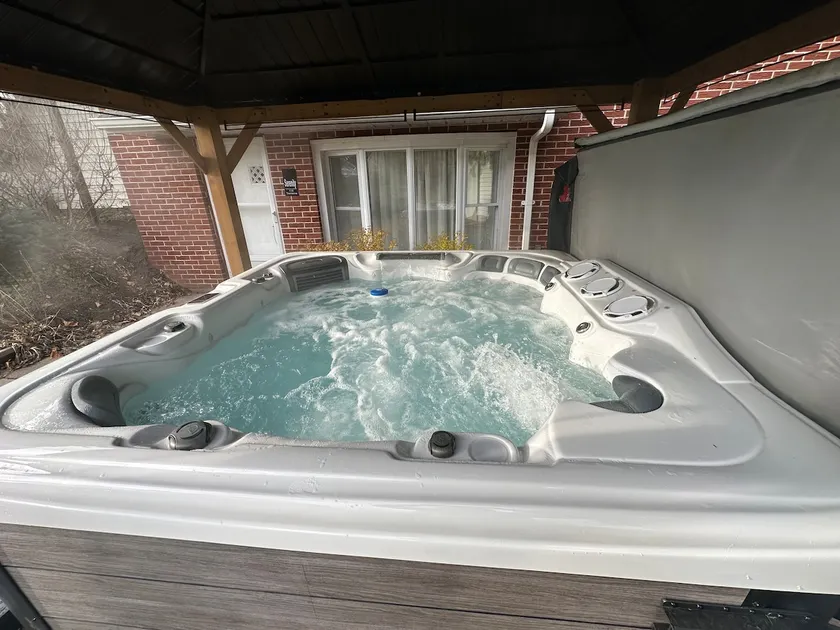 Serenity, Garden, Spa, Lake ON - Image 1