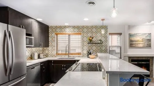 4BR Family Townhome | Light Rail + Parking - Image 1