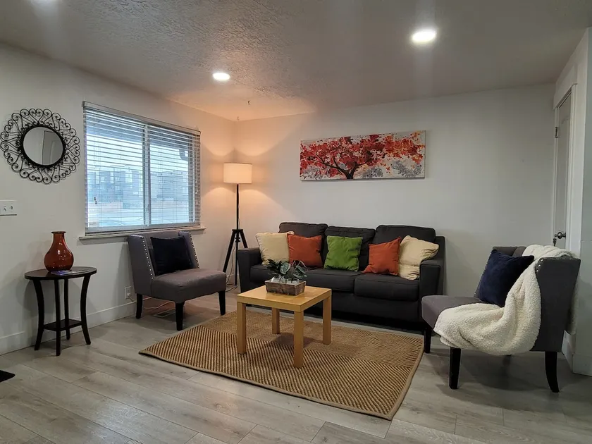 Entire 5BR Home w/Basement-Sleeps 10. - Image 1