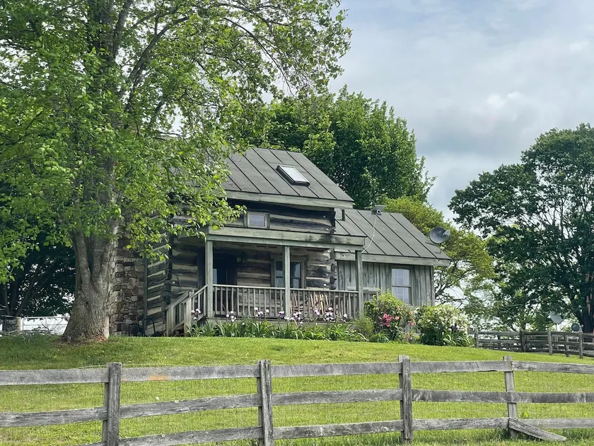 Cozy, private, 1 bedroom cabin w/beautiful view - Image 1