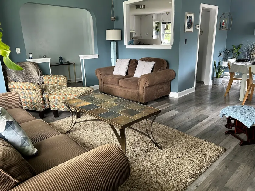 Bright spacious 3 bedroom main floor unit w yard - Image 1