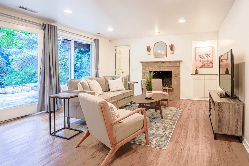 Serene Mercer Island 3B Lower Unit near LR station - Image 1