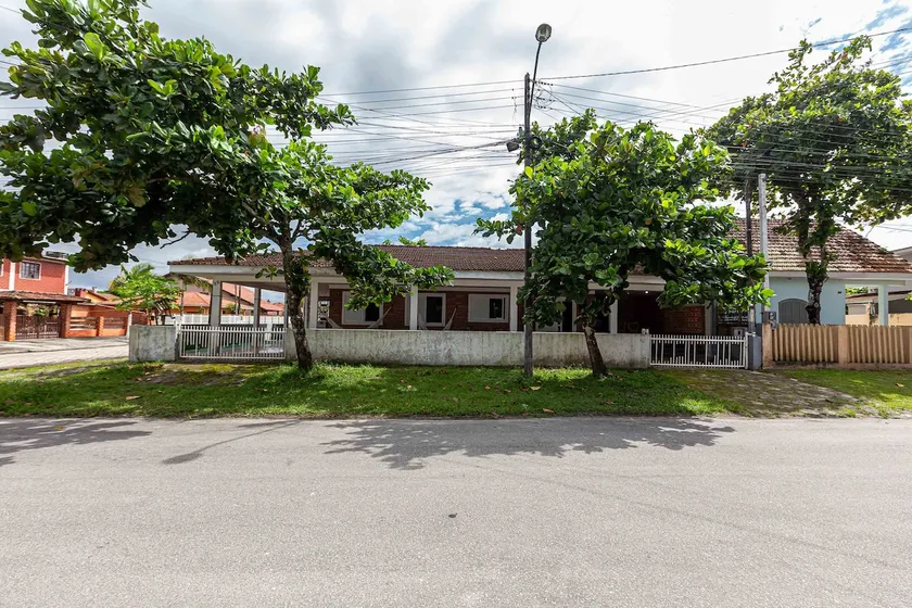 House 160 meters from the beach and 15 minutes from Ilha do Mel! - Image 1