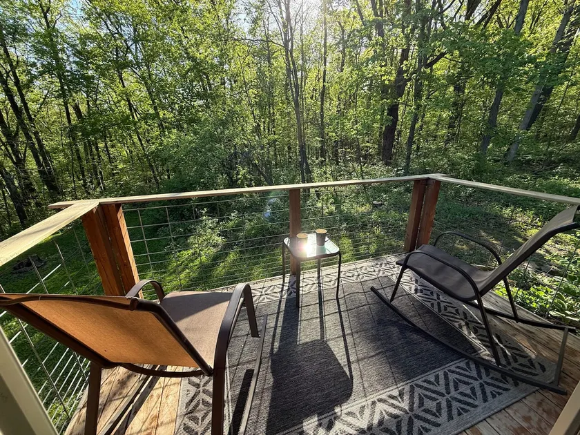 Baraboo Bluffs: Ski, Golf, Hike & WI Dells - Image 1