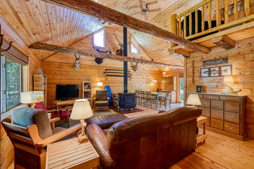 Grand 3BR Riverfront Dog Friendly - Image 1
