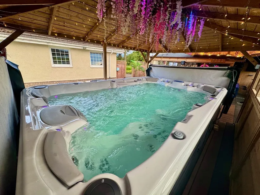 FINN VILLAGE "Mountain View Cottage" Private Garden, 9-seater HOT TUB, Firepit & Pizza Stove - Image 1