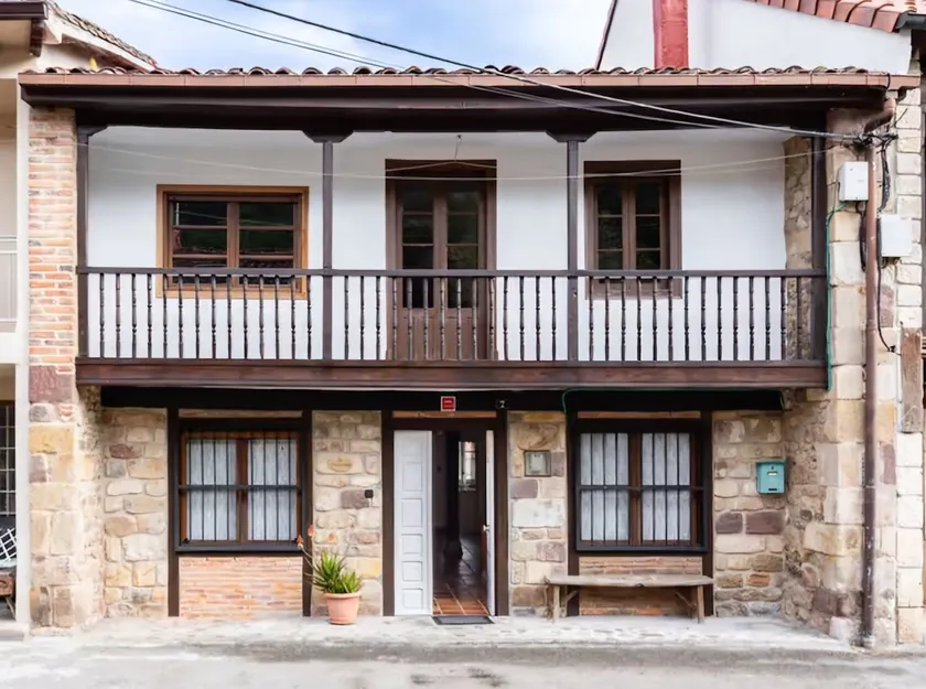 Spacious country house near the beach and mountains - Image 1