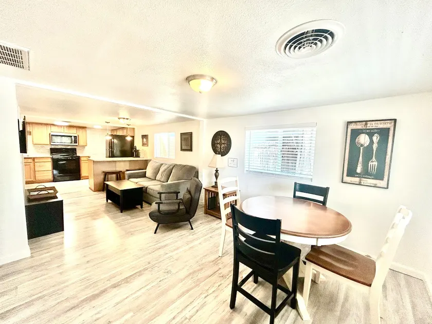 The Cozy Cottage-Greenbelt, downtown & frwy. Close - Image 1
