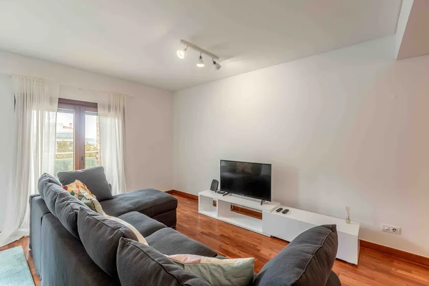 Modern 2-bedroom apartment 15 min from city center - Image 1